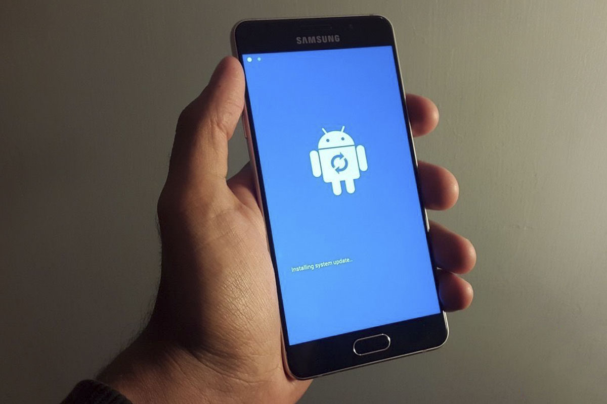 После обновления самсунг. Самсунг с голубым экраном. Samsung с синим экраном. Телефон самсунг с голубым экраном. Samsung Galaxy голубой экран.